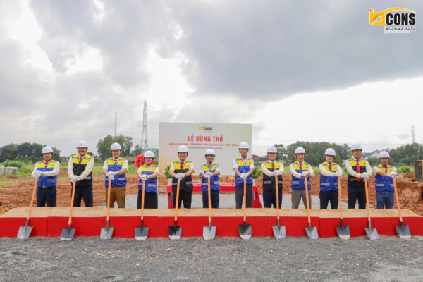 Đại diện chủ đầu tư thực hiện nghi thức động thổ Khu nhà ở thương mại Hoàng Nam Uyên Hưng 2