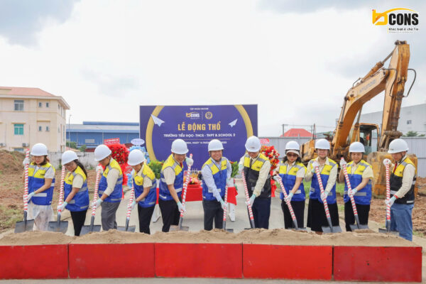 Đại diện chủ đầu tư thực hiện nghi thức động thổ Trường liên cấp B.School 2